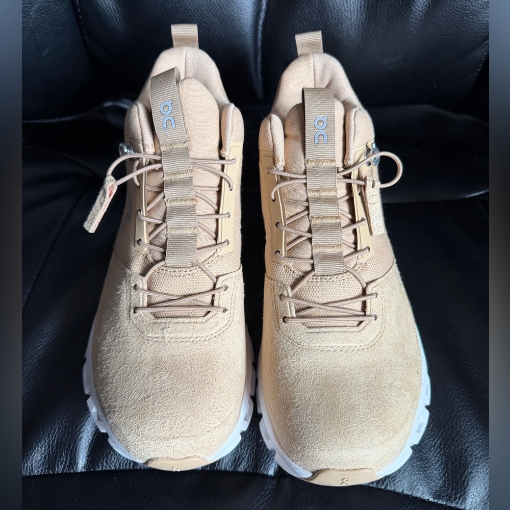 ON Running Women's Cloud Hi Running Shoe Sz7